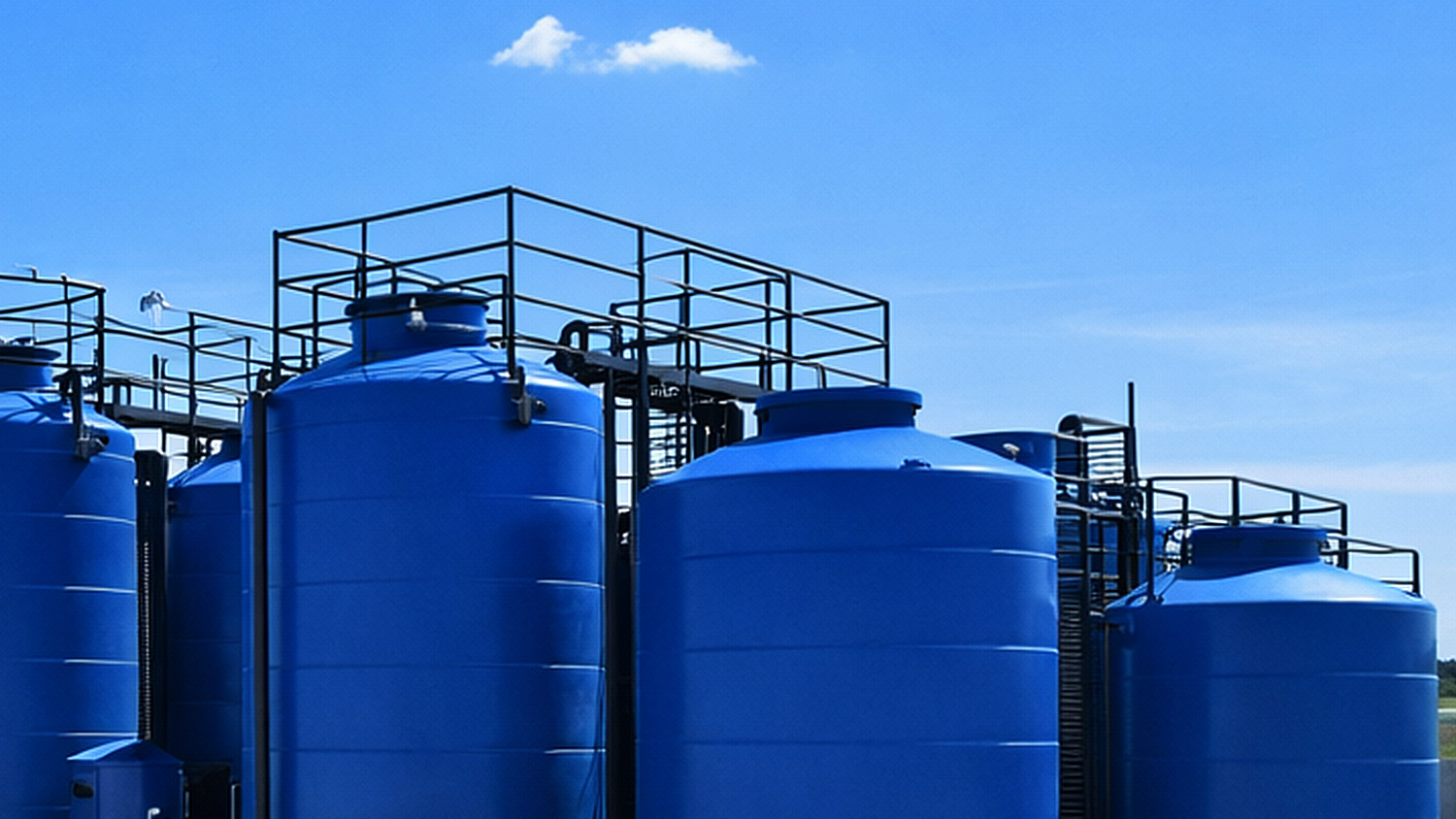 Reservatórios industriais azuis para aplicações em saneamento e elevatórias de esgoto